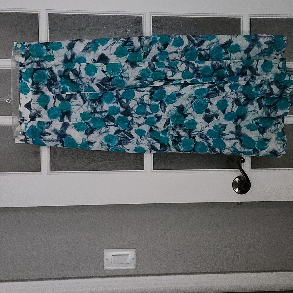 Flowy Turquoise Blue and White Flowy Cropped Pants - Picture 3 of 10